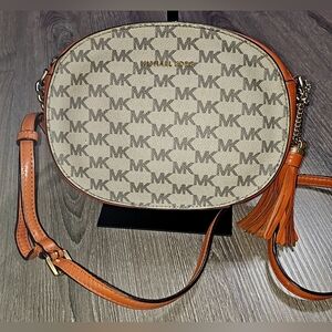 Authentic Michael Kors Studio Ginny Medium Oval Messenger Purse Orange/Beige